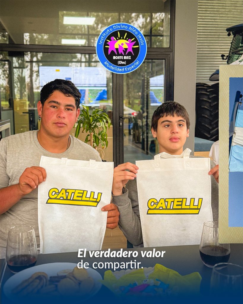 Catelli junto al Instituto Divino Niño Jesús de Monte Maíz