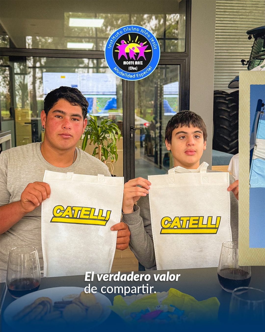 Catelli junto al Instituto Divino Niño Jesús de Monte Maíz en el Día de la Bandera