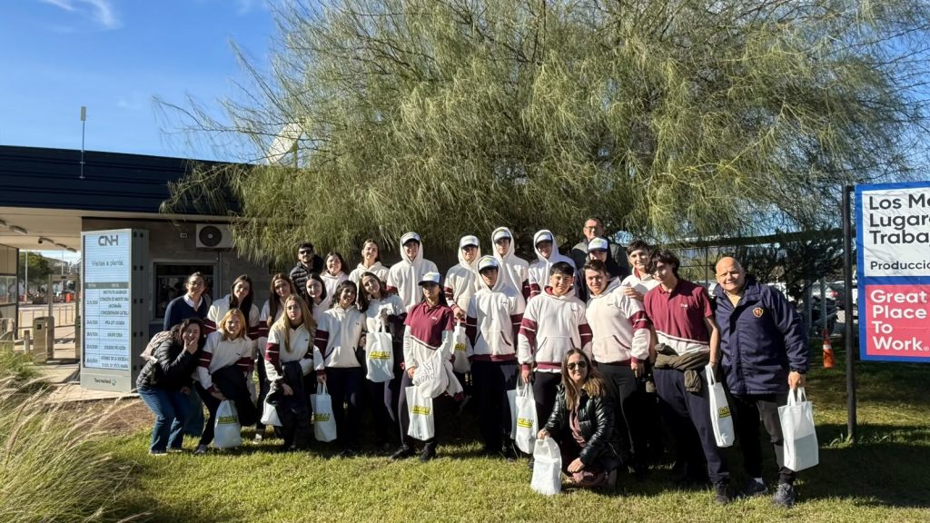 Alumnos del Instituto Sagrado Corazón en la planta de CNH junto a Catelli