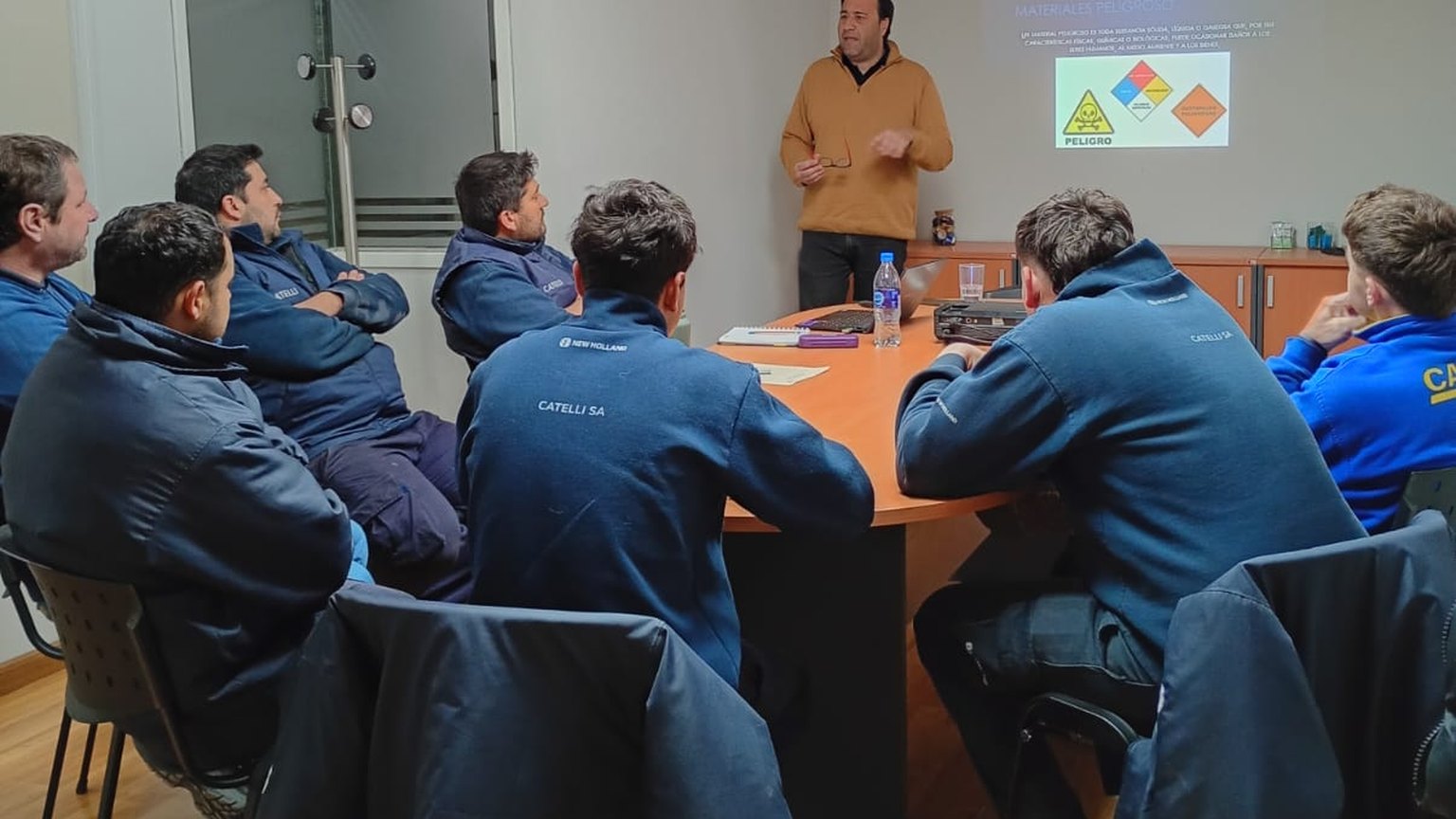 Guillermo Salaberry frente al personal de taller de Catelli durante la capacitación sobre materiales peligrosos