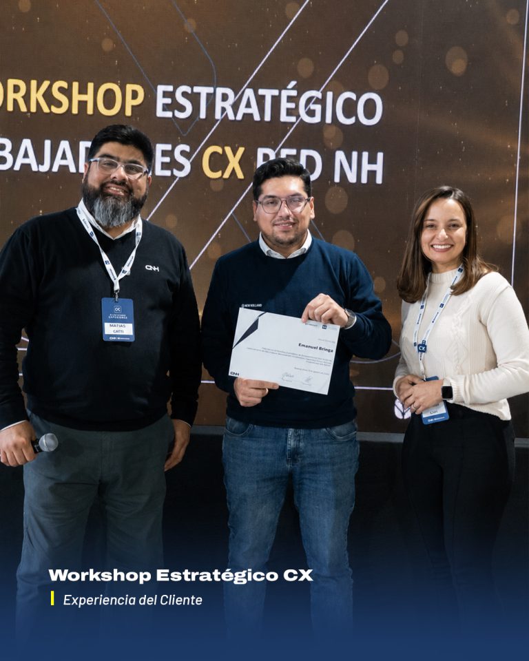 Emanuel Bringa recibe la certificación de Embajador CX de manos de Matías Catti, de CNH