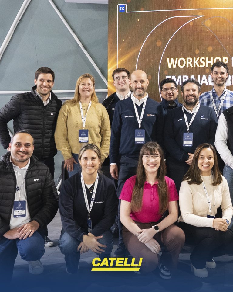 Participantes del Workshop Estratégico de Embajadores CX Red NH frente a la pantalla del encuentro