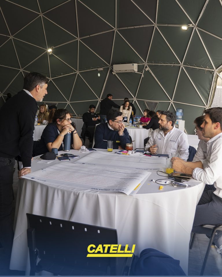 Mesa de trabajo del workshop sobre causa raíz e ideación