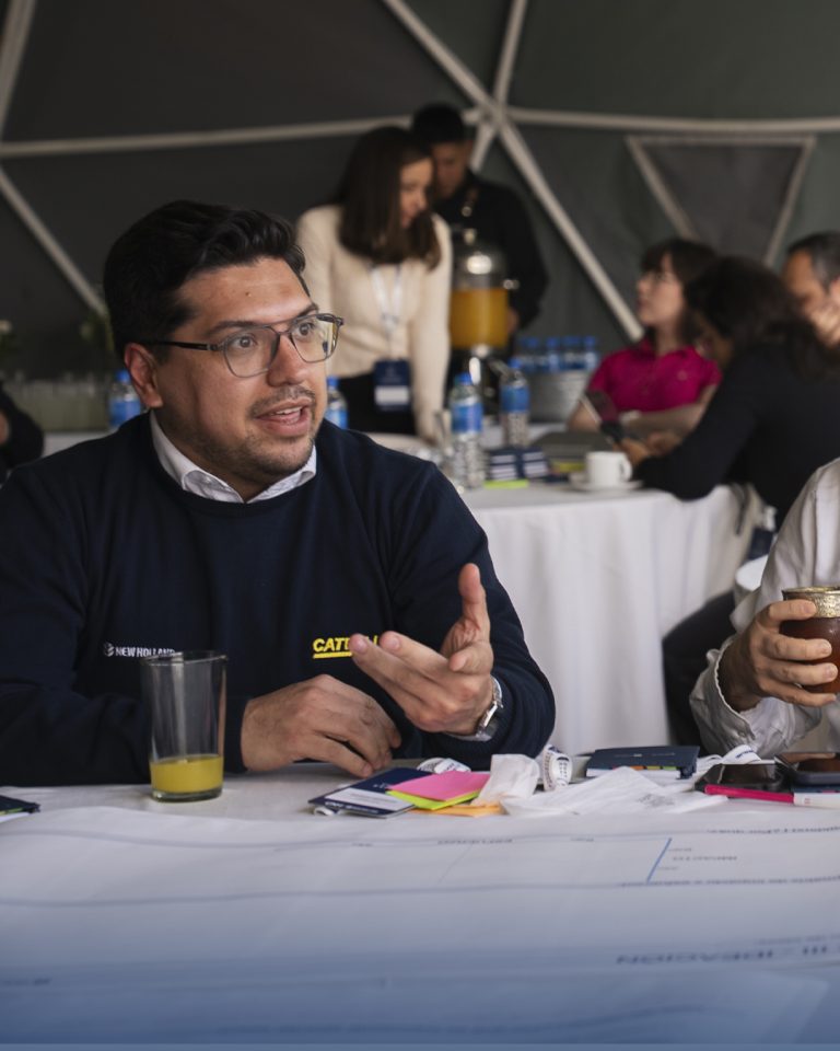 Emanuel Bringa, responsable de Marketing de Catelli, durante el trabajo en mesa