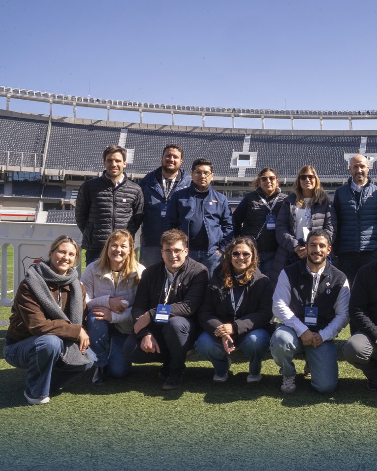 Los participantes del workshop en el campo de juego del Estadio Monumental
