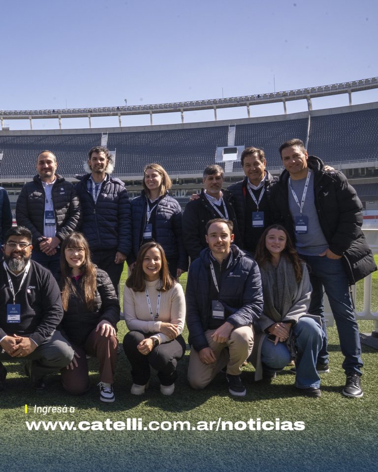 Foto grupal de los embajadores CX de la red New Holland en el Estadio Monumental