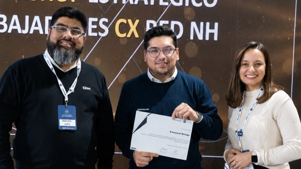 Emanuel Bringa recibe la certificación de Embajador CX de manos de Matías Catti, de CNH
