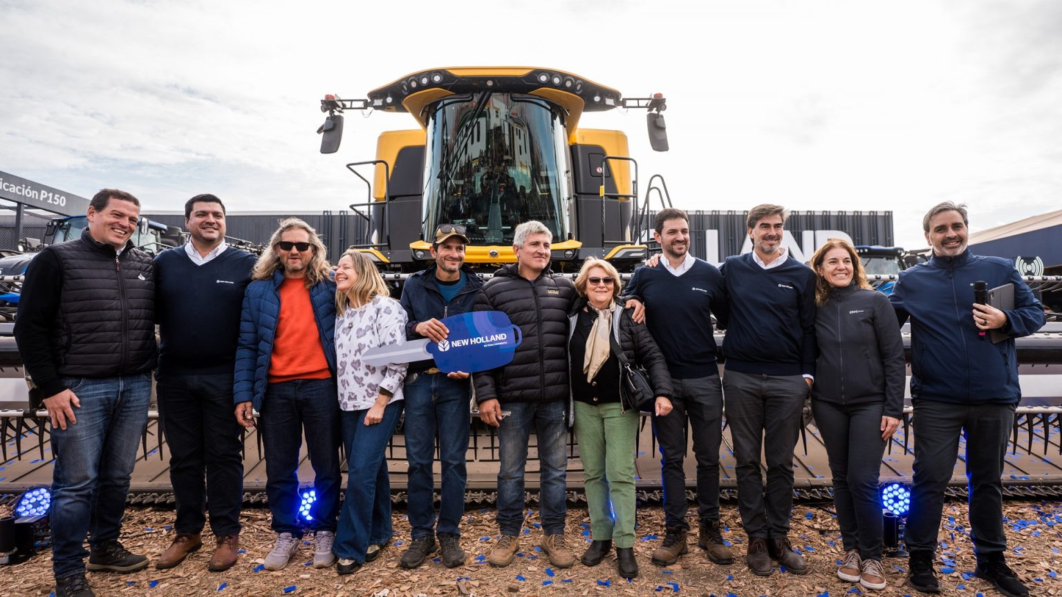 La familia Vilas junto a la New Holland CR11 entregada por Catelli